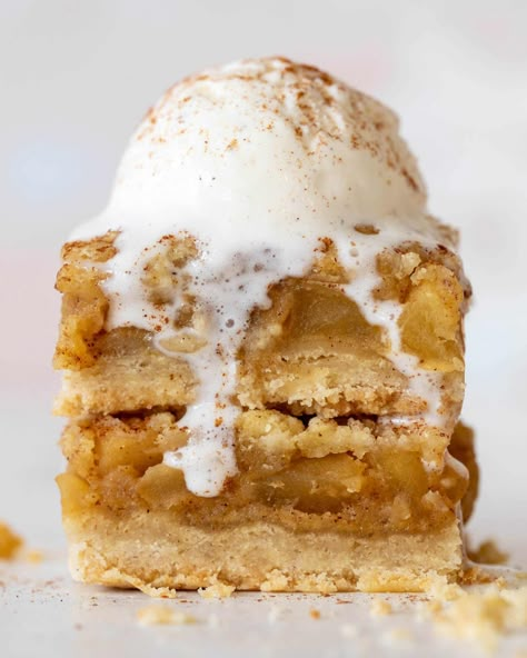 apple pie cobbler bars Thanksgiving Dessert Apple, Thanksgiving Cobbler, Thanksgiving Apple Desserts, Apple Pie Cobbler, Apple Pie Filling Desserts, Streusel Dessert, Peach Cobbler Bars, Cobbler Bars, Fall Desserts Apple