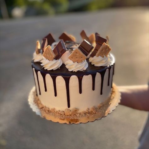 Ganache Drip Cake, Chocolate Ganache Drip Cake, Chocolate Ganache Drip, Ganache Drip, Marshmallow Cake, Roblox Cake, Smores Cake, Crumb Cake, Toasted Marshmallow