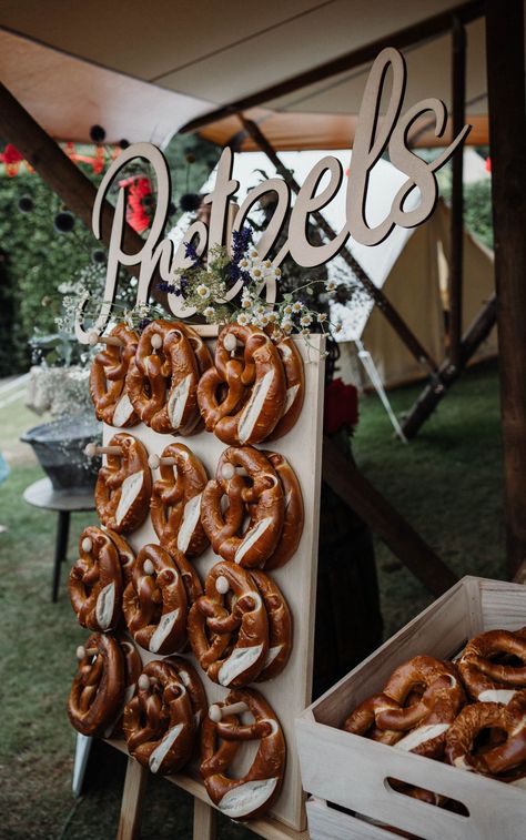 Pretzel Wall, Wedding Pretzels, German Snacks, Crown For Bride, Wedding Chinese, Lotr Wedding, Pretzel Bars, Wildflower Wedding Bouquet, German Wedding