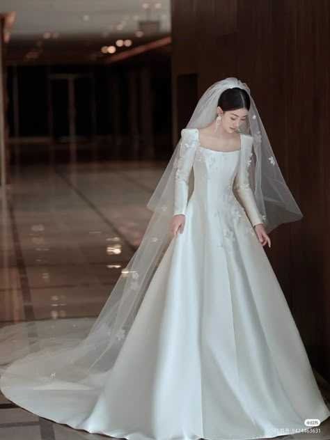 Korean Wedding Dress With Veil, Elegant Wedding Dress With Veil, Midsize Bride Dress, Wedding Dress Add Ons, Korean Wedding Dress Elegant, Simple Wedding Dress With Veil, Wedding Dress Dior, Wedding Gown Korean, Korean Wedding Dress Simple