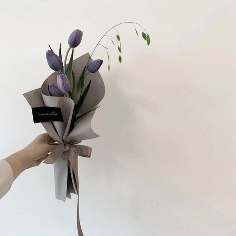 Flowers Flowers For Friends, Aesthetic Tulips, Floral Packaging, Simple Bouquet, Flowers Farm, Wrap Flowers, Floristry Design, Flower Bouquet Diy, Cute Presents