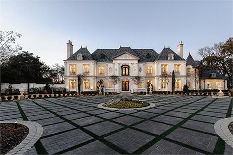 LUXURIOUS FRENCH CHATEAU | LUXURY HOMES French Chateau Style Homes, Mansion Homes, French Chateau Style, Chateau Style, Dream Mansion, Mansions Luxury, Design Exterior, French Chateau, Dream House Exterior