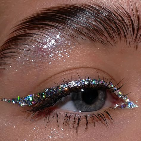 Que perfeição esse delineado em glitter prateado na máxima potência! Eyeliner Glitter, Ideas Maquillaje, Concert Makeup, Glitter Eye Makeup, Smink Inspiration, Makijaż Smokey Eye, Eras Tour Outfit, Makeup Eye Looks, Glitter Party