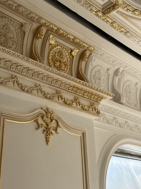 Luxurious Ceiling Design, Classic House Interior, Classic Interior Design Luxury, Luxury Exterior, Ceiling Design Bedroom, Royal Art, Gold Bedroom, Classic Interior Design, Interior Stairs