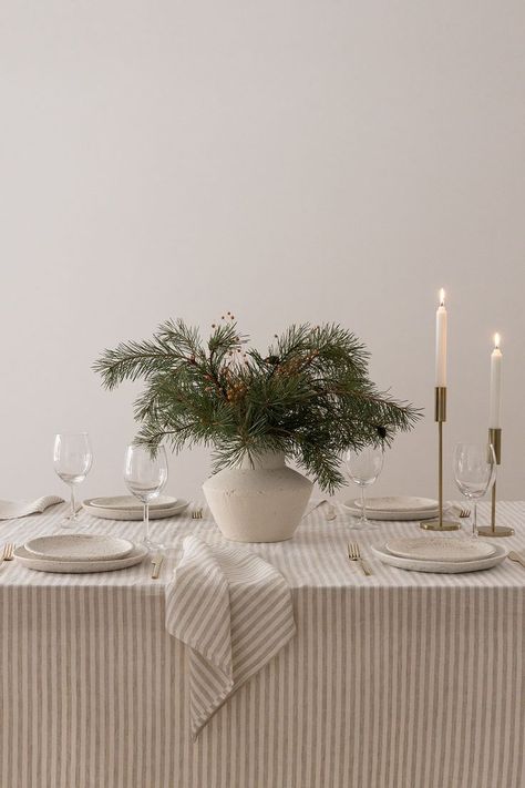 Neutral Christmas Table Setting Simple Christmas Centerpieces For Table, Christmas Dinner Tablescapes, Christmas Tablecloth Ideas, Dinner Table Setting Ideas, Christmas Table Inspiration, Dinner Table Settings, Festive Dinner Table, Christmas Dinner Set, Winter Table Setting