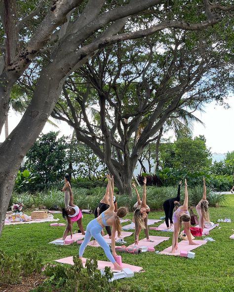 Another glimpse into our yoga session in Miami 💫 We hosted a Vinyasa yoga class with a breathtaking setting, followed by a lovely get-together with delicious treats. And of course, everyone went home with gifts from in•reach🎁 Miami, stay tuned! We’ll be back soon😍 Group Yoga Outdoor, Yoga In The Park, Yoga Class Aesthetic, Women Retreat Ideas, Yoga Vision Board, Good Energy Club, Birthday Yoga, Festival Survival Kit, Wellness Festival