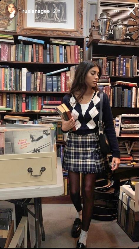 Library Girl, Preppy Girl, 90s Outfit, England Fashion, 5k Followers, Closet Fashion, Edgy Outfits, Elegant Outfit, Aesthetic Outfits