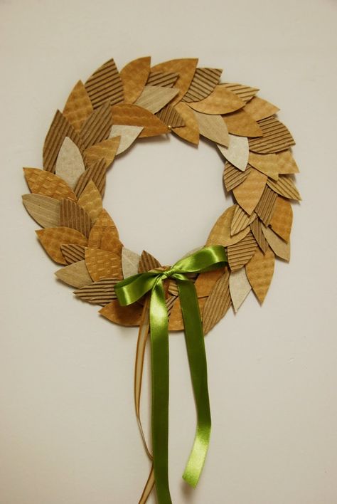 Another upcycled craft! Wreath made from cardboard coffee sleeves - how chic, modern, and cute! Starbucks Crafts, Cardboard Recycling, Winter Wreath Diy, Autumn Holiday, Starbucks Holiday, Coffee Cup Sleeves, Paper Wreath, Coffee Sleeve, Coffee Crafts