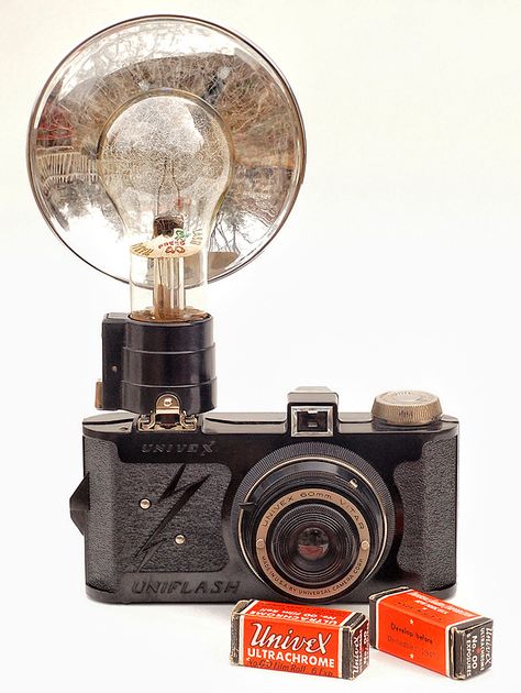 50 Vintage Cameras: A Buyer’s Guide For Photographers | Wedding Photography Design Fotocamere Vintage, Vintage Film Camera, Antique Cameras, Camera Obscura, Photographer Camera, Old Cameras, Classic Camera, Retro Camera, Foto Tips