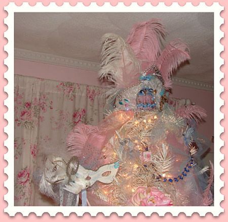 Marie Antoinette Christmas Decor 2010 A Pink Christmas, Romantic Christmas, Christmas Themes Decorations, Victorian Decor, Rustic Christmas Tree, Masks Masquerade, Christmas Table Settings, Victorian Christmas, Holiday Tree