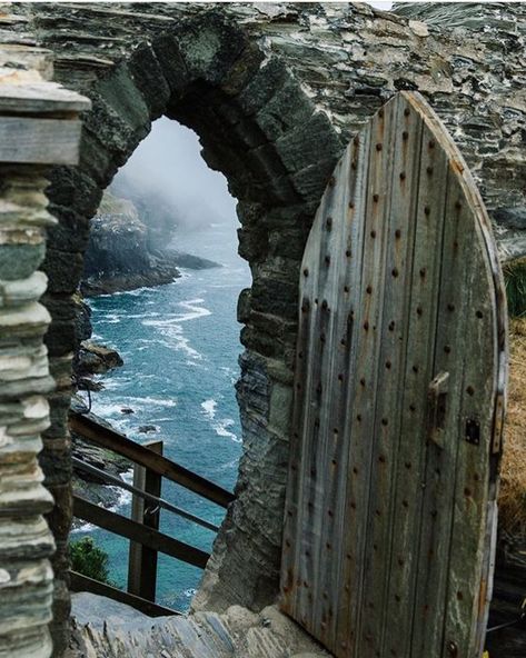 Cornwall Castle, Tintagel Cornwall, Tintagel Castle, Things To Do In Cornwall, Mists Of Avalon, England Aesthetic, Backyard Water Feature, Cornwall England, England And Scotland