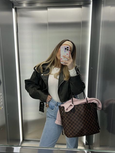 Lv Neverfull Mm Outfit, Neverfull Mm Outfit, Lv Tote Bag, Outfits Uni, Tote Bag Outfit, Lv Tote, Uni Bag, Lv Neverfull, Everyday Fits