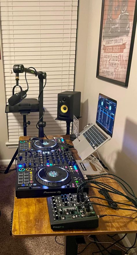 Dj Setup Aesthetic, Dj Set Up Aesthetic, Producing Music Aesthetic, Music Producing Room Aesthetic, Music Production Studio, Studio Equipment Music, Home Recording Studio Setup, Recording Studio Setup, Small Room Design Bedroom