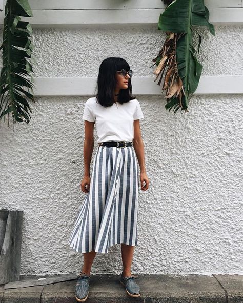 Lust-Worthy Loafers Rok Outfit, Look Grunge, Striped Midi Skirt, Mode Casual, Wooden House, Skirt Outfit, Mode Inspo, Stripe Skirt, Sleek Look