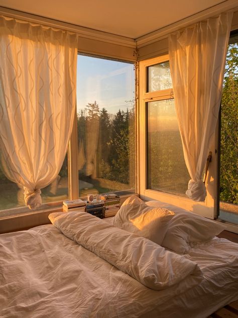 Sunlight Bedroom Aesthetic, Morning Bedroom Aesthetic, Morning Room Aesthetic, Cozy Morning Aesthetic, Morning Room, Dekorasi Kamar Tidur, Redecorate Bedroom, Big Windows, House Room