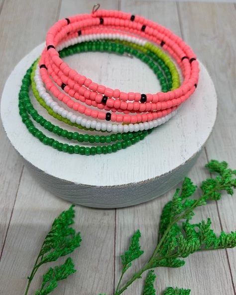 Memory Wire Christmas Bracelets, Cute Seed Bead Bracelets, Watermelon Seed Bead, Cool Bracelet Ideas, Seed Bead Jewelry Diy, Watermelon Bracelet, Watermelon Seed, Beaded Memory Wire Bracelets, Diy Beaded Bracelets