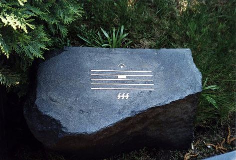 Grave stone of Russian composer Alfred Schnittke, marked with  a fermata - an extremely long, emphatic silence. Will And Testament, John Cage, Nature Architecture, 웃긴 사진, Left Alone, Cool Kids, Twitter Sign Up, Cards Against Humanity, Twitter