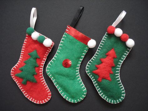 Xmas Socks Diy, Mini Felt Stockings Christmas Diy, Christmas Felt Stocking, Felt Christmas Stockings Diy, Felt Christmas Socks, Felt Stockings Christmas Diy, Christmas Socks Diy, Diy Stocking, Cute Christmas Stockings