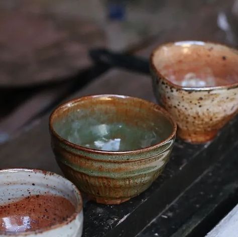 Steve Brown on Instagram: "I aimed for a less reduced atmosphere in my last fire which resulted in a slightly cleaner and brighter finish to the pieces. I'll photograph the mugs in the next day or two but overall I was really happy and the collections are building for @potfest.co.uk Compton Verney Ive also started to leave the Shino glaze for a few days as I was told it can improve the Shino look. Maybe it's something to do with the sodium that migrates to the surface which works better when left for longer? Shino relies on sodium to flux (melt) on the surface at low temperatures of 870c which is why a heavily reduced atmosphere at these specific temperatures causes the sooty atmosphere to enter the surface melt, this is what we call carbon trapping. If anybody can add to this please d Compton Verney, Shino Glaze, Pottery Ideas, My Last, Something To Do, Glaze, Ceramics, Building, Instagram