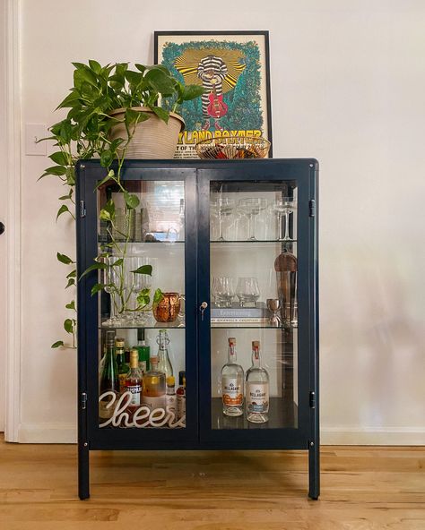 A bar cart without Bellagave? Not in this house. Bar Cart Eclectic, Dresser To Bar Cart, Bar Cart Corner Ideas, Cabinet Bar Ideas, Fabrikor Cabinet, Bar Cabinet Styling, Blue Bar Cart, Styled Bar Cart, Vintage Bar Cabinet