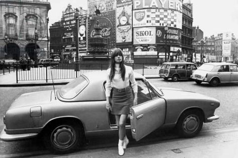 London 60s, 60s Outfits, Beatnik Style, French Pop, Decades Of Fashion, Swinging 60s, Swinging London, Short Blanc, Francoise Hardy