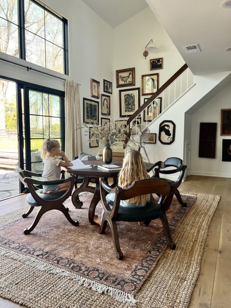 Layered Rug Dining Room, Layered Rugs Living Room, Rugs In Dining Room, Jute Rug Living Room, Vintage Motifs, Country Style Interiors, Lauren Liess, Zen Bedroom, Dining Table Rug