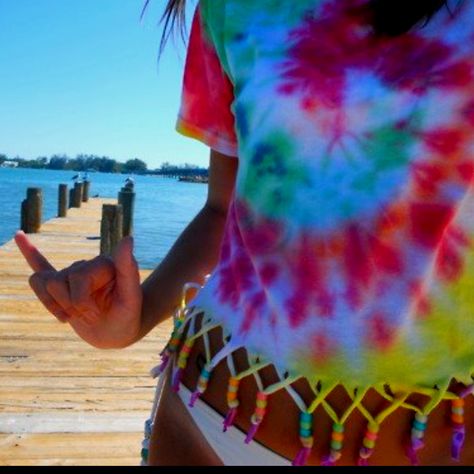 DIY the dye with fringe & beading and red and black for game days!!! Summer Tie Dye Shirts, Gamle T Shirts, Ty Dye, Fest Outfits, Summer Tie Dye, How To Tie Dye, Tie Dye Diy, Beach Diy, Tie Dye Shirts