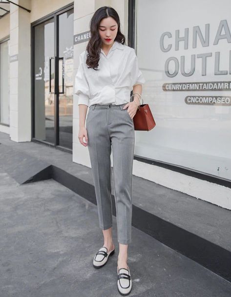 f5c3dd7514bf620a1b85450d2ae374b1desc52612083ri Grey Pants Outfit Casual, Ankle Pants Women Outfit, Semi Formal Attire For Women, Pants Women Outfit, Pencil Pants Outfit, Seoul Style, Grey Pants Outfit, Korean Fashion Work, Office Attire Women