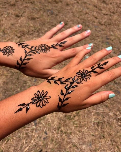 Matching henna Matching Henna Tattoos, Matching Henna, Turtle Henna, Disney Henna, Thigh Henna, Small Henna Designs, Cute Henna Designs, Cute Henna Tattoos, Tattoos Matching