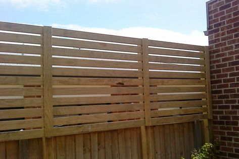 Privacy Screen Fence Ideas, Screen Fence Ideas, Fence Height Extension, Backyard Wood Fence, Diy Fences, Backyard Updates, Screen In Porch, Wood Fence Ideas, Screening Ideas