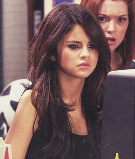 Selena Gomez as Alex Russo in Wizards Of Waverly Place. Selena Gomez Haircut, Selena Gomez Hair, Hair Layered, Haircuts For Long Hair With Layers, Alex Russo, Alex Ross, Long Layered Haircuts, Long Layered Hair, Haircuts For Long Hair