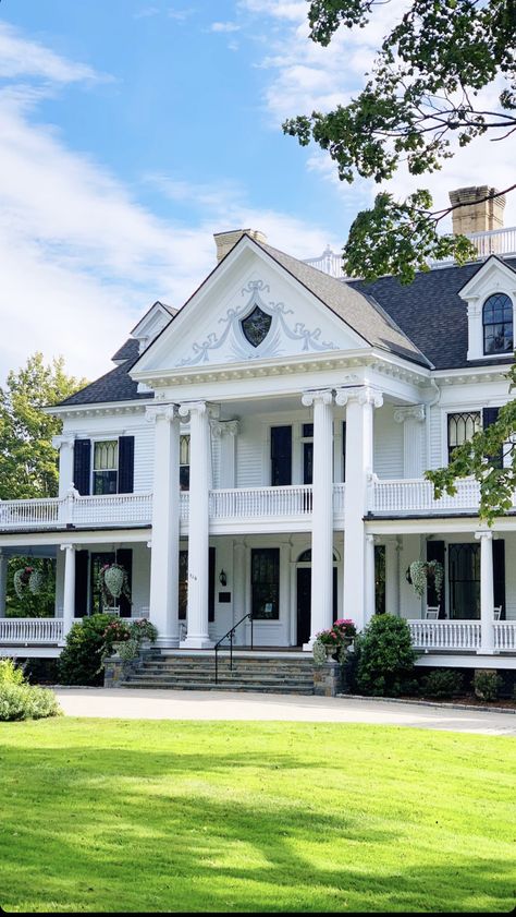 Greek Revival Home Interior, Modern Greek Revival Home, Southern Style Homes, Colonial Chic, Old Southern Homes, Character Homes, Greek Revival Architecture, Greek Revival Home, Southern Mansions