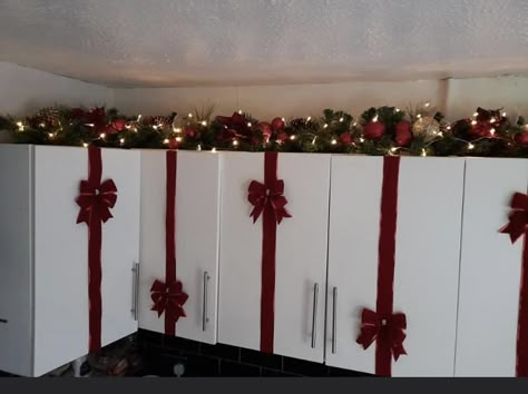 Easy Bedroom Christmas Decor, Christmas Decorations For Ceiling Beams, Christmas Kitchen Curtain Ideas, Christmas Decor Curtains, Indoor Christmas Decorations Hallway, Xmas Decs Ideas, Holiday Break Room Ideas, Christmas Cabnit Decor, Christmas Lights On Ceiling Living Room