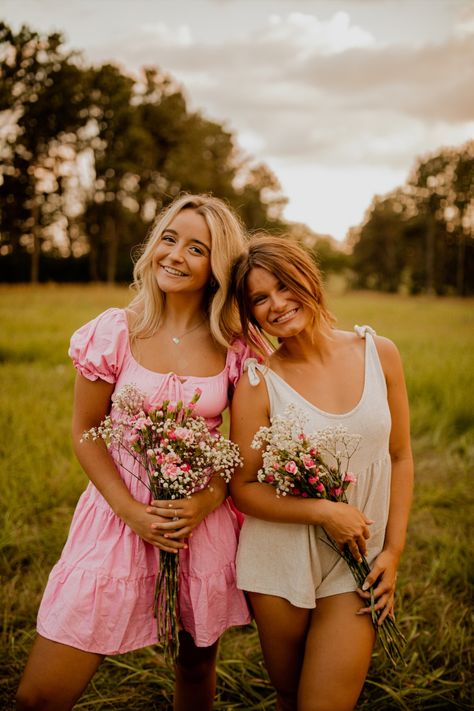 Cute Bff Poses Photo Shoots, Senior Picture With Friends Ideas, Pink Photoshoot Ideas With Friends, Best Friend Flower Photoshoot, Best Friend Pictures Photo Shoots Summer, Farm Photoshoot Ideas Best Friends, Best Friend Photoshoot Flower Field, Flower Garden Pictures With People, Best Friend Summer Photoshoot