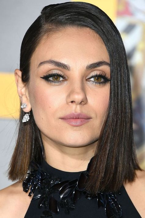 BAZAAR's beauty expert reveals the tricks and must-have products behind the prettiest hair and makeup looks on the red carpet. Mila Kunis Short Hair, Model Beauty Secrets, French Beauty Secrets, Biotin Hair Growth, Natural Beauty Remedies, Beauty Tips And Tricks, Overnight Beauty, Beauty Therapy, French Beauty