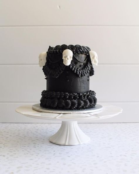 Gory Cake, Gothic Restaurant, Halloween Soiree, Halloween Game Night, Skeleton Cake, Skull Cakes, Skull Cake, Skull Mold, Black Cake