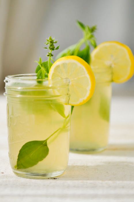 Ginger Lemonade with lemon basil. HELLO! Thai drink with Thai food...omg. Fedtforbrændende Mad, Reduce Tummy Fat, Jus Lemon, Ginger Ale Recipe, Master Cleanse Diet, Homemade Ginger Ale, Ginger Lemonade, Ginger Drink, Lemon Diet