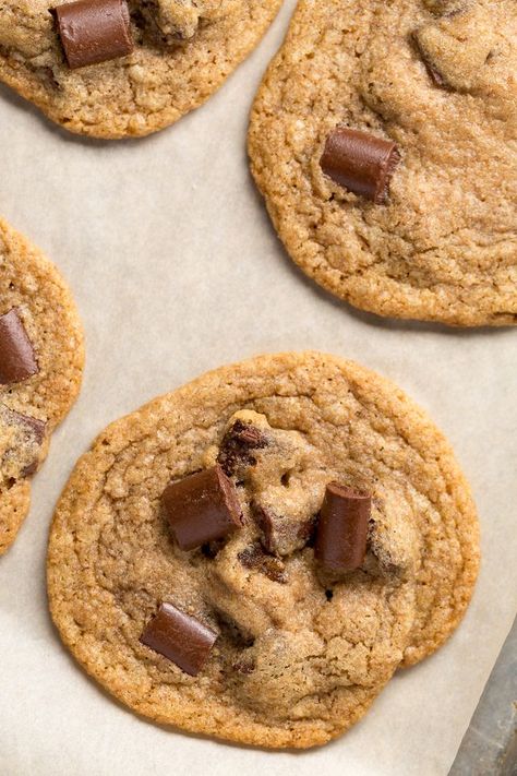 Copycat Starbucks Chocolate Chunk Cookies Starbucks Chocolate, Chocolate Chunk Cookie Recipe, Cookie Recipe Video, Halloween Cookie Recipes, Copycat Starbucks, Honey Walnut Shrimp, Starbucks Copycat, Chocolate Chunk, Chocolate Chunk Cookies