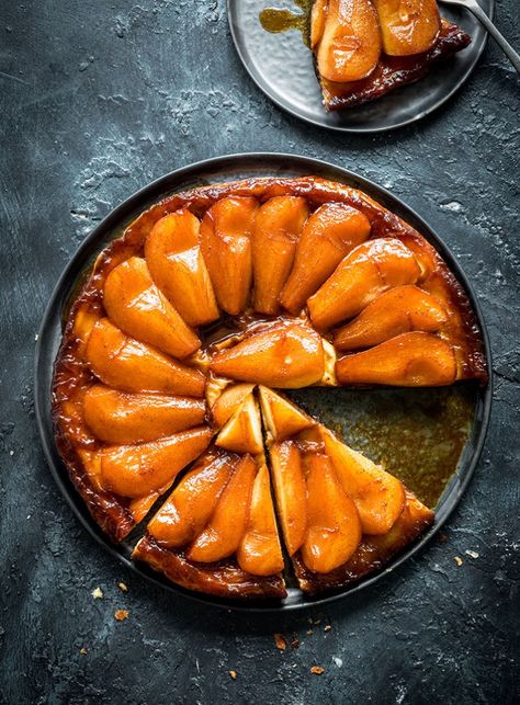 For this classic recipe, a puff pastry base is topped with pears and caramel. It’s sure to give some French flavour to any dinner party. Pear Tarte, Pear Tarte Tatin, Tarte Tatin Recipe, Caramel Pears, Crumble Pie, Roasted Pear, Pear Tart, Artisan Food, Sweet Pie