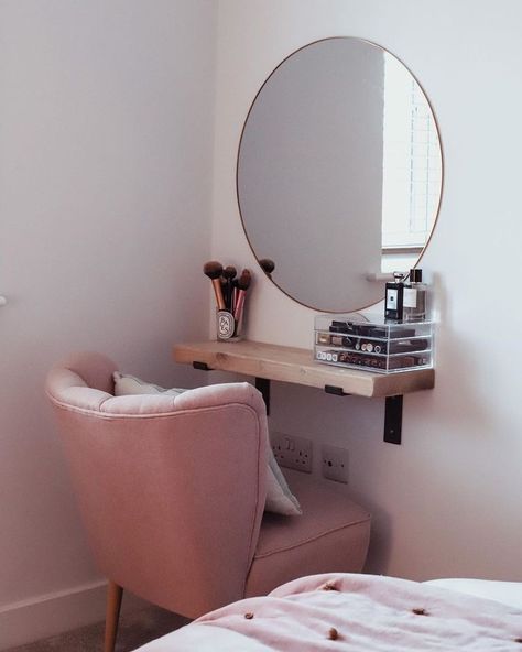 Floating Shelf Dressing Table Ideas, Small Room Makeup Table, Tiny Vanity Ideas, Space Saving Ideas For Bedroom, Ideas For Sweet 16, Hanging Dressing Table, Sweet 16 Decor, 1930s Decor, Classy Rooms