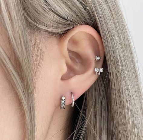 Cute Ear Piercings Minimalist, Korean Piercings, Cute Piercings Ears, Ear Piercings Women, Minimalist Ear Piercings Ideas, Aesthetic Ear Piercing, Mid Helix Piercing, Ear Piercings Aesthetic, Minimalist Ear Piercings