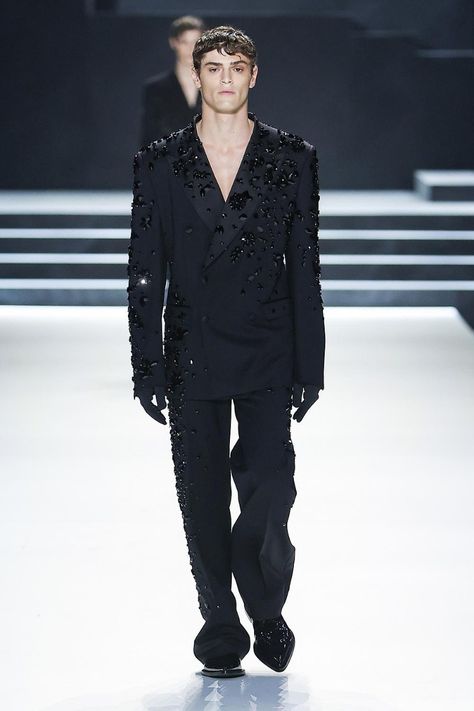 Open Chested Outfits Men, Dolce And Gabbana Suit, Event Fits, Valentino Suit, Dolce And Gabbana Suits, Dolce And Gabbana Runway, Carpet Ideas, Fashion Design Collection, Men Fashion Show