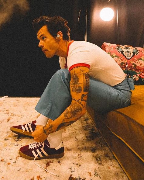 adidas alerts no Instagram: “#onfeetfriday — @harrystyles in the adidas Gazelle Indoor. Do you have a pair of this classic adidas style or are you waiting for the Gucci…” Burgundy Shoes Men, Adidas Samba Shoes, Adidas Gazelle Indoor, Harry Styles Outfit, Samba Shoes, Burgundy Outfit, One Direction Harry Styles, Burgundy Shoes, Harry Styles Photos