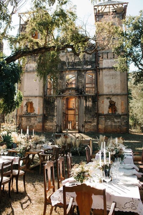 #wedding #decoration #decor #flowers #buquet #yolancris #daylight #table #arrangements #barcelona #sunset #brasil Daylight Wedding, Barcelona Sunset, Rustic Wedding Decorations, Decor Flowers, Table Arrangements, Diy Wedding Decorations, Decoration Table, Wedding Decoration, Wedding Decor