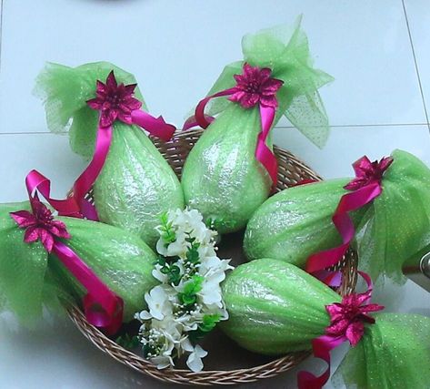 Coconut Decoration Ideas, Decoration Ideas For Engagement, Engagement Plates, Nariyal Decoration, Decorating Plates, Mehandi Decorations, Wedding Trays, Coconut Decoration, Saree Function