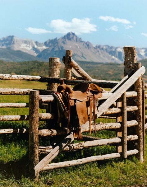 Ralph Lauren Ranch, Cowboy Moodboard, Old Ranch House, Horse Swimming, Ranch Pictures, Ranch Aesthetic, Cabin Exteriors, Jam Room, Ralph Lauren Western