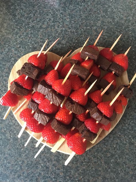 Strawberry and chocolate brownie kabobs! Yummy Strawberry Brownie Skewers, Brownie Kabobs, Strawberry Kabobs, Dessert Kabobs, Strawberry And Chocolate, Adventure Seeker, Dessert Buffet, Picnic Food, Fun Baking Recipes