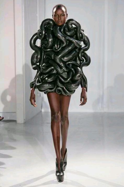 Snake dress Iris Van Herpen Couture, Snake Dress, Iris Van Herpen, Fashion Fail, Weird Fashion, Futuristic Fashion, Architecture Fashion, Animal Fashion, Snakes