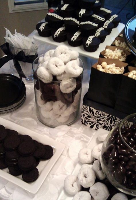 Black And White Dessert Table, White Dessert Tables, White Desserts, Black White Parties, Anniversaire Diy, White Baby Showers, Black And White Baby, Black And White Theme, Adult Birthday Party