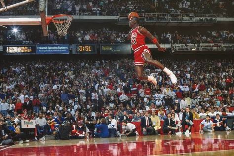 48 Pics That Say More Than a Thousand Words. - Wow Gallery Michael Jordan Dunk Contest, Michael Jordan Birthday, Michael Jordan Dunking, Nba Slam Dunk Contest, Spud Webb, Michael Jordan Poster, Michael Jordan Quotes, Jordan Poster, Michael Jordan Pictures